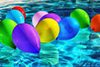 Qu'est-ce qui affecte la couleur de l'eau de la piscine ?