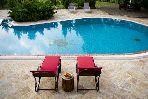 Embellir sa piscine extérieure